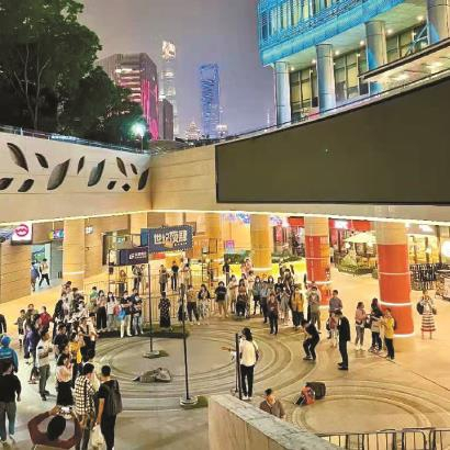 　　造梦者组合在世纪大道商圈演出。 资料图片