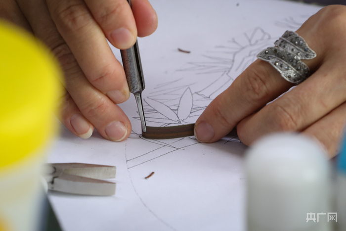 景泰蓝掐丝工艺（央广网记者 韩靖 摄）