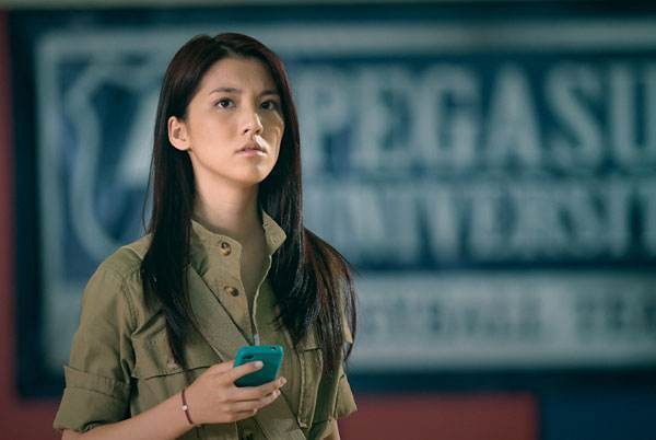 林峯前任吴千语穿着花里胡哨逛街被偶遇,头小身材好,撞脸谢娜