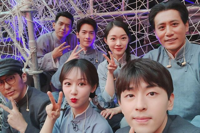 杨洋李现邓伦同框合照,三人身高相差不大,站姿却暴露气质差距