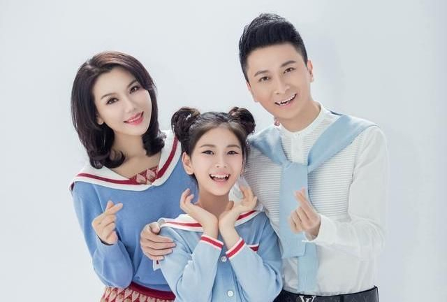 11岁的李昕融人火歌也火,她的父母也大有来头