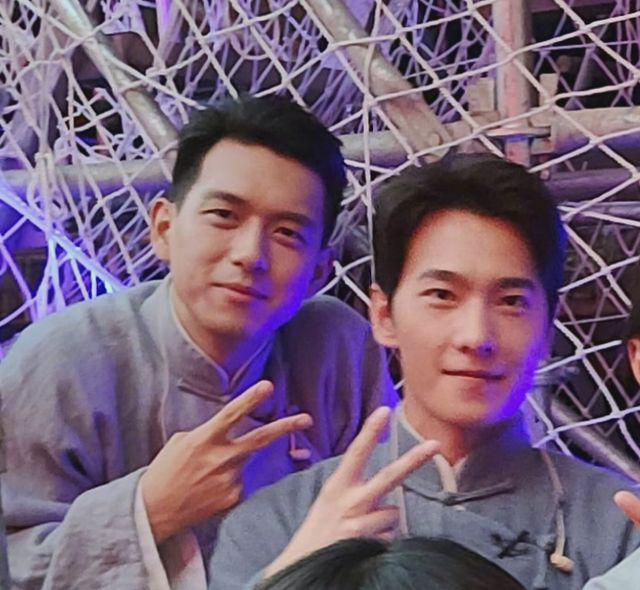 杨洋李现邓伦同框合照,三人身高相差不大,站姿却暴露气质差距