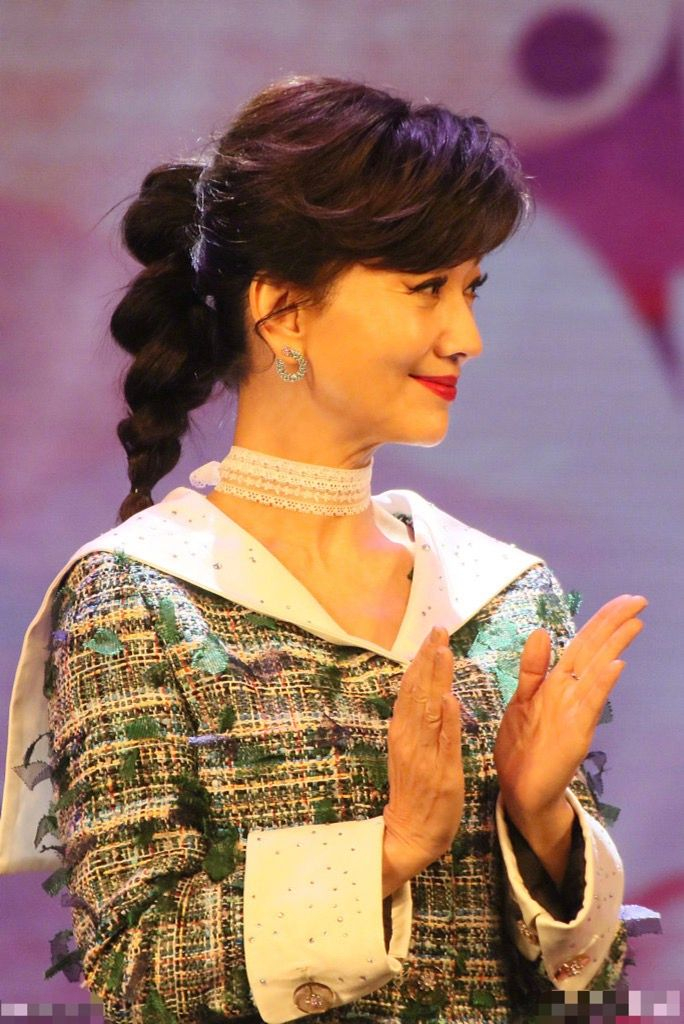 赵雅芝上节目装不出少女了,这焉瘪的皱纹松垮的脸,真实的66岁!