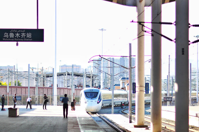 CRH5E长编卧铺动车组驶出乌鲁木齐站摄影：摆风亮央广网发