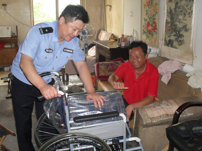 张克平买了轮椅送到张世才家中（央广网发 黄玉龙摄）