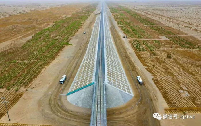 和若铁路沿线的防沙工程。文兴华摄