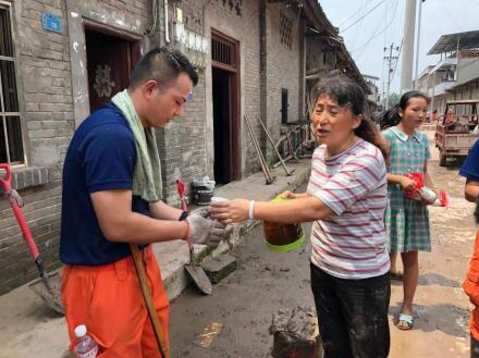 消防志愿者们穿梭大街小巷居民区为民所想，为民服务。