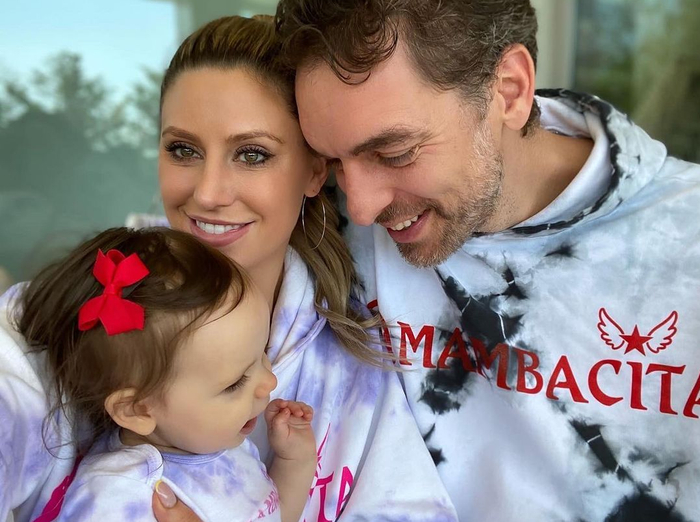 瓦妮莎又送祝福,羡慕别人一家3口