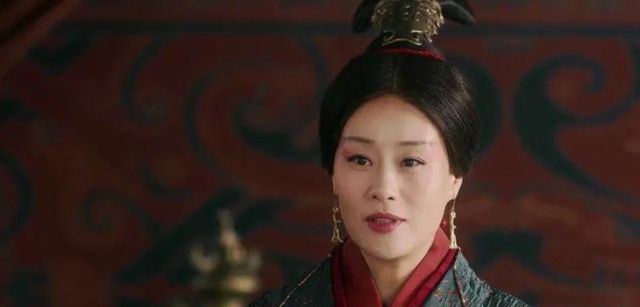 作为中国古代服饰文化的重要部分,楚国女性日常服装有哪些特征?|楚国|楚文化|服饰