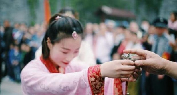 作为中国古代服饰文化的重要部分,楚国女性日常服装有哪些特征?|楚国|楚文化|服饰
