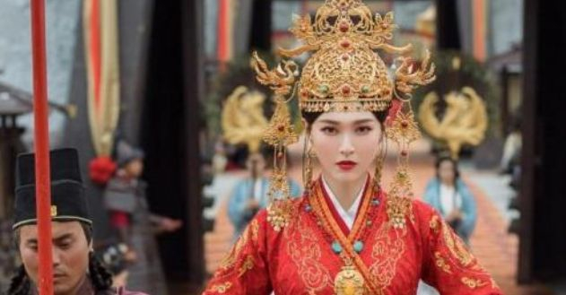 作为中国古代服饰文化的重要部分,楚国女性日常服装有哪些特征?|楚国|楚文化|服饰