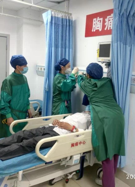 图说：急诊医护人员正在抢救患者。喻文龙 摄