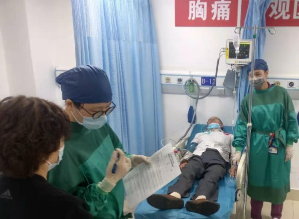 图说：与患者家属交待有关注意事项。喻文龙 摄