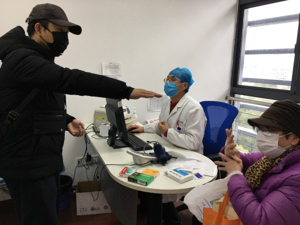 图说：手语翻译王俊杰正在“指手划脚”进行同步手语翻译。张慧芬 摄