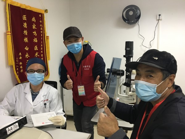 图说：听障人士欢夸赞手语翻译和医生。张慧芬 摄