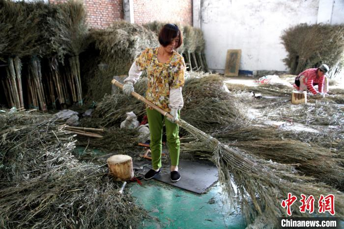 图为，前杜村村民在制作扫帚。　孙宏瑗 摄