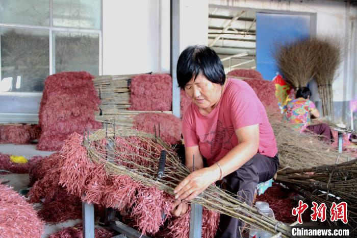 图为，前杜村村民在制作扫帚。　孙宏瑗 摄