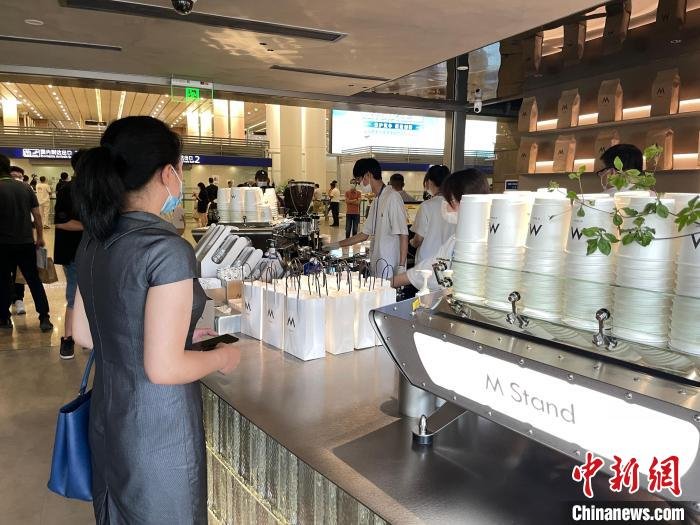 顾客在等待咖啡 李秋莹 摄