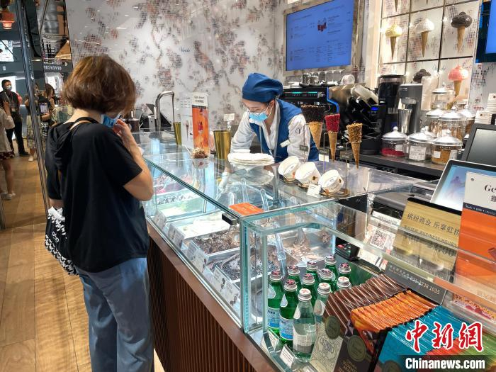 顾客在挑选冰淇淋口味 李秋莹 摄