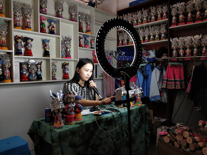 主播正在进行网络直播带货。（央广网发 曾实 摄）