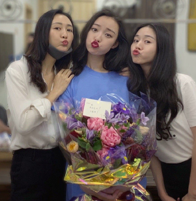 王鸥素颜与红唇倪妮同框比美,穿基础款的t恤与衬衫,美得不敢认