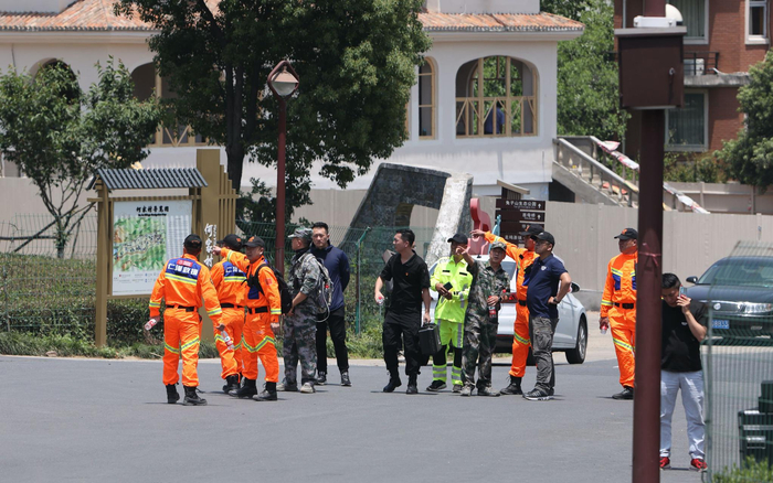 资料图：2021年5月9日，浙江杭州，工作队员正在搜捕杭州野生动物世界出逃的豹子。/IC photo