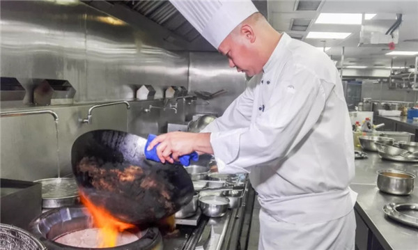 △后厨工作中的梁健宇师傅。图片来源：红厨网摄