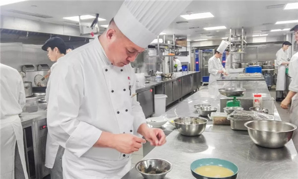 △甄选海参，认真对待食材。图片来源：红厨网摄