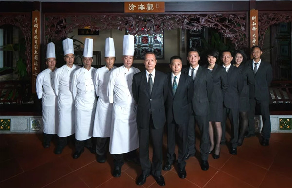 △宾馆副总经理余立富和餐饮部管理团队。图片来源：白天鹅宾馆供图