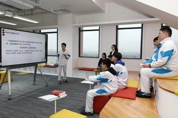 学生进行课堂互动（央广网发 资料图）