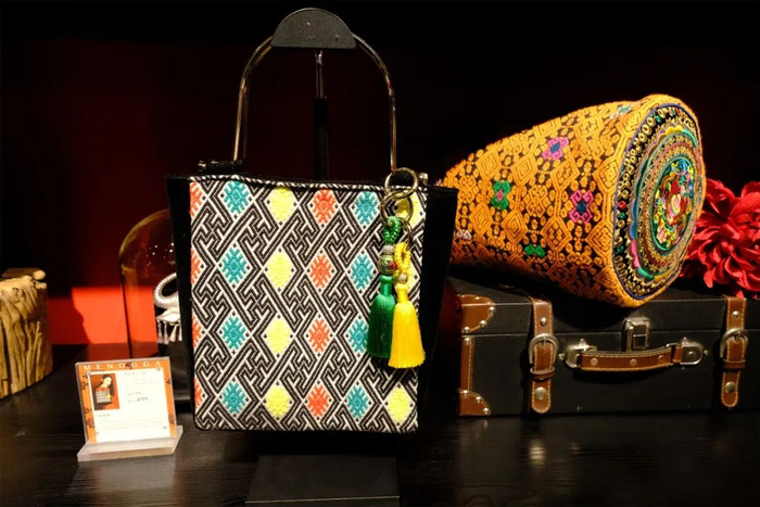 ▲通过壮锦文化创新发展出来的潮品：手包