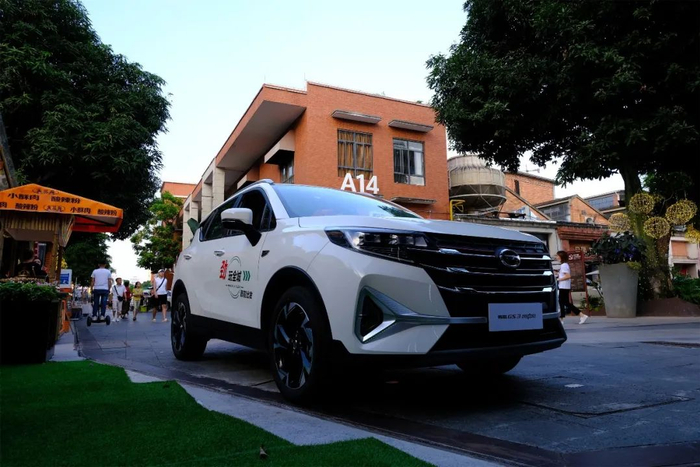 ▲传祺GS3 POWER个性的车灯和性感的线条，处处彰显时尚气息