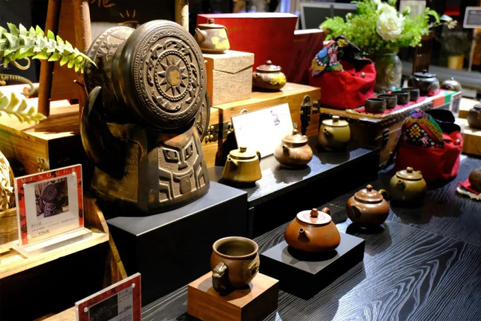 ▲有“火中取栗，绝无雷同”之称的非遗文化产品坭兴陶