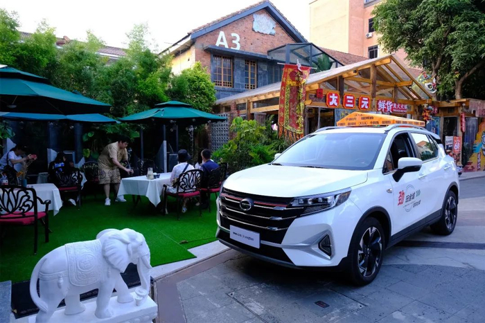 ▲传祺GS3 POWER与街区一起，成为一道靓丽的风景线