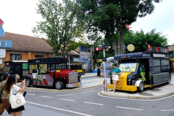 ▲游客正在拍照打卡