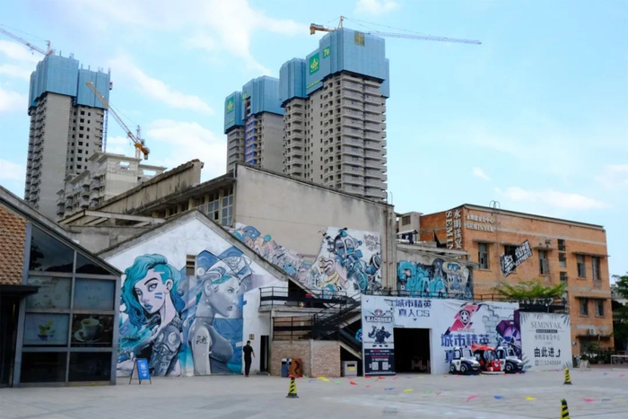 ▲夸张的涂鸦装饰着斑驳的墙体