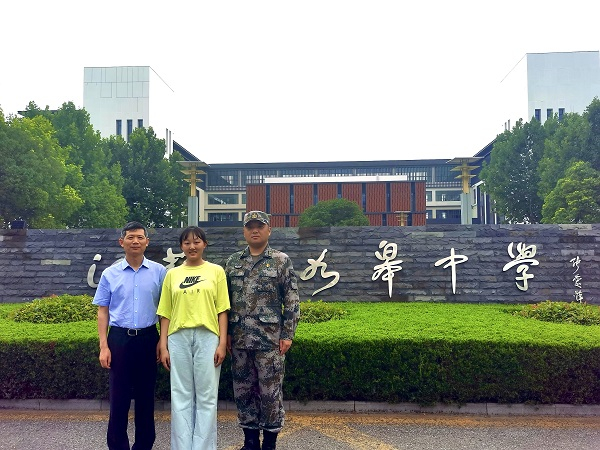　　陈姝亦与如皋中学校长左伯华（左一）、如皋市人民武装部部长夏淼（右一）合影（央广网发 通讯员供图）