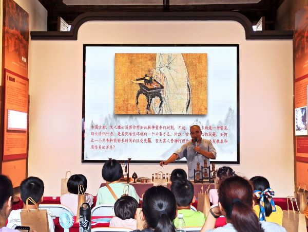 　　陈卫平老师讲解非遗知识（央广网发 罗晓英摄）