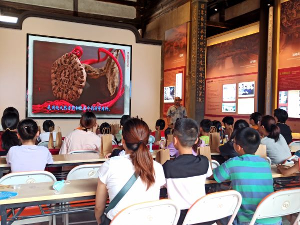 　　学生及家长认真观看视频（央广网发 罗晓英摄）