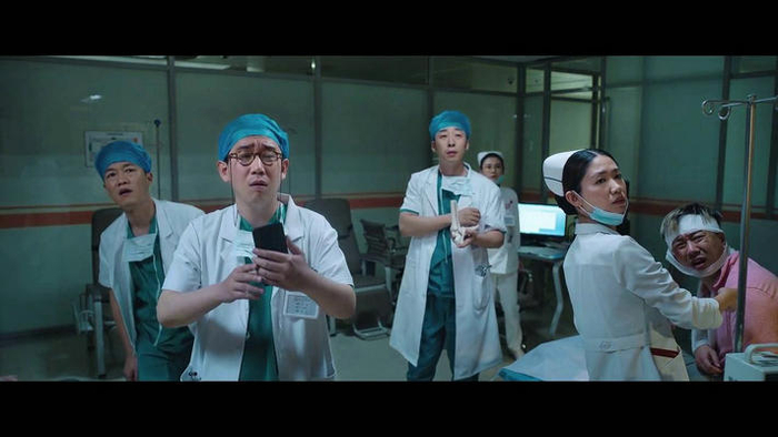 张子贤在《我和我的家乡》之《北京好人》中饰演急诊主任（中）