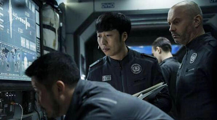 《流浪地球》，饰演宇航员黄国盛（中）