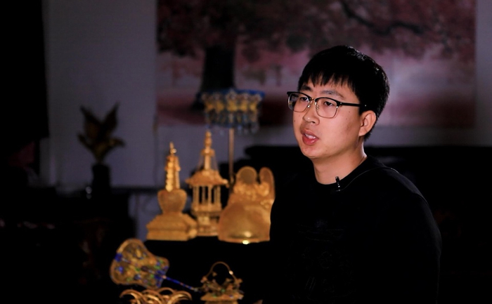 　　图/刘超和他的花丝镶嵌工艺品