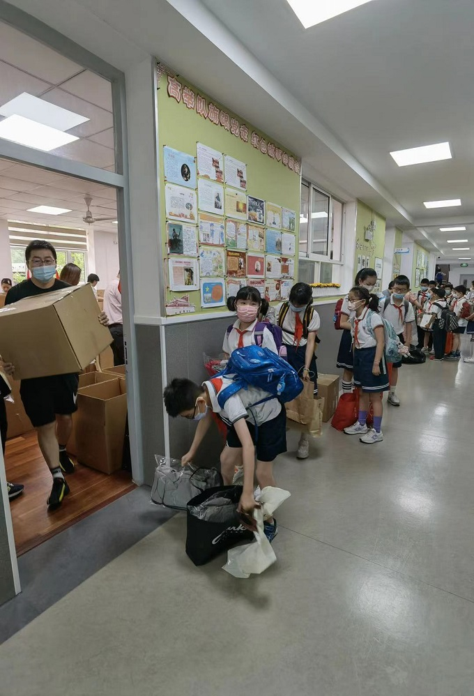 图说：校服征集现场 采访对象供图（来源下同）