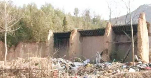 “中国第一懒人”杨锁:不愿下地走路,吃饭要人喂,23岁饿死家中