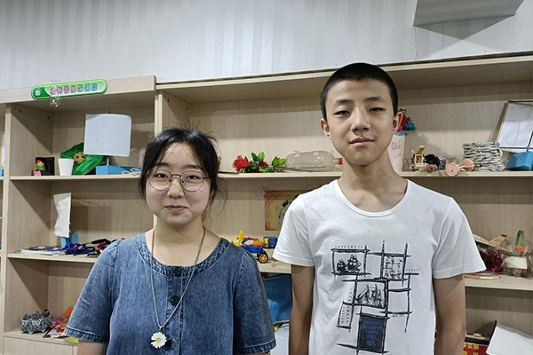 磁式盲文多点触摸阅读器发明者冯伯尧（右）、孟书绮（左）（太原市三十七中供图）