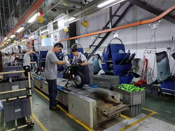电动车员工为电动车组装配件（央广网发 李艳摄）