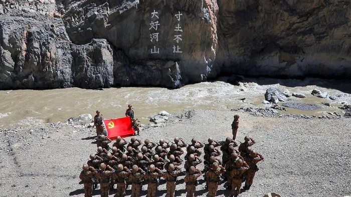 某边防团官兵在“大好河山 寸土不让”标语前举行重温入党誓词仪式（资料照片）。新华社发（郑晓林 摄）