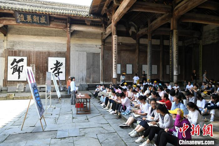 西递村祠堂迎来研学团学生 韩苏原 摄