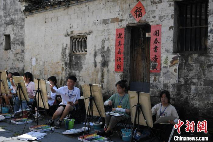 写生团学生在古村创作 韩苏原 摄