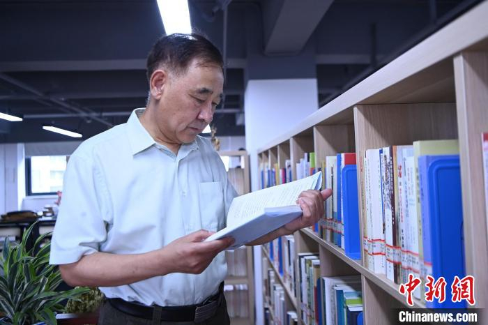 王增建浏览书籍。　安源 摄